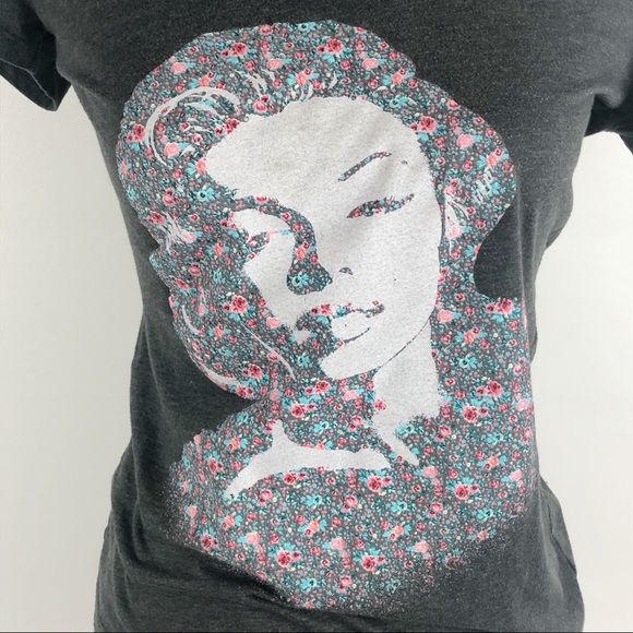 Marilyn Monroe | Gray V Neck Graphic Tee | M - Picture 4 of 4